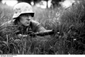 Bundesarchiv Bild 101I-584-2159-20, Frankreich, Soldat mit Gewehr in Stellung.jpg